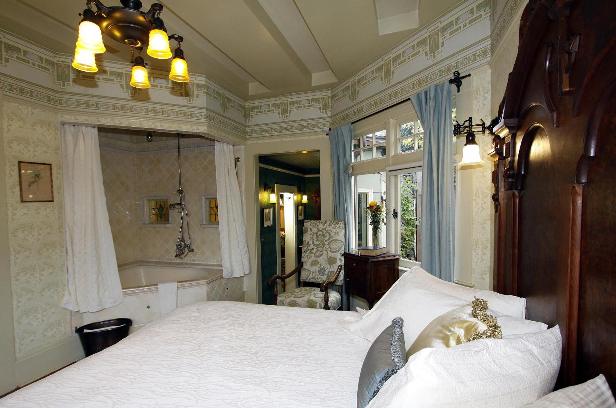 The Jabberwock Bed & Breakfast Монтерей Стая снимка